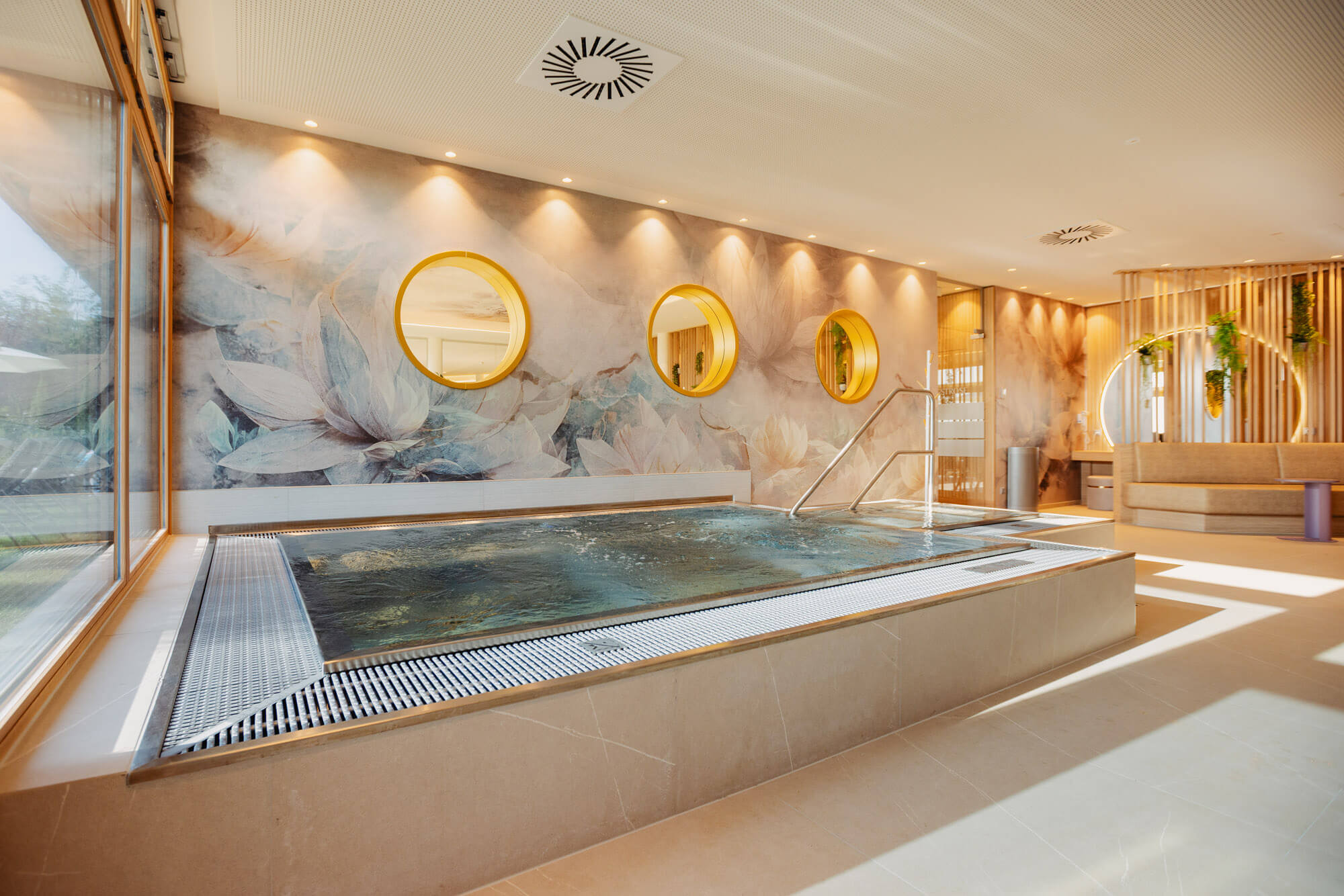 Luxuriöser Spa-Bereich mit Whirlpool, stilvoller Wandkunst und großen Glasfenstern für Entspannung und Wohlbefinden.