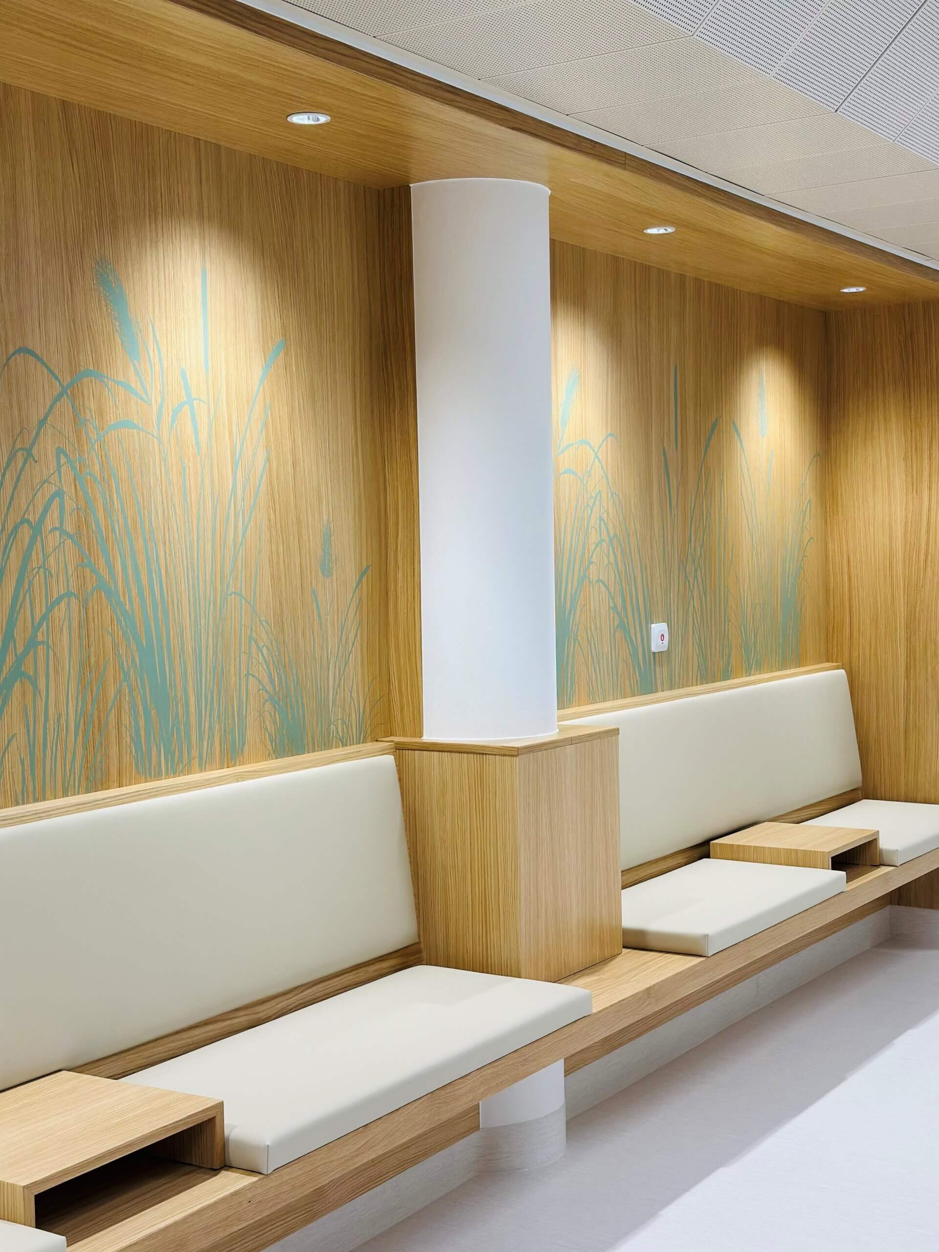 Moderne Wartezimmerbank mit Holzverkleidung und Wandkunst in warmen Tönen, die Ruhe ausstrahlt.