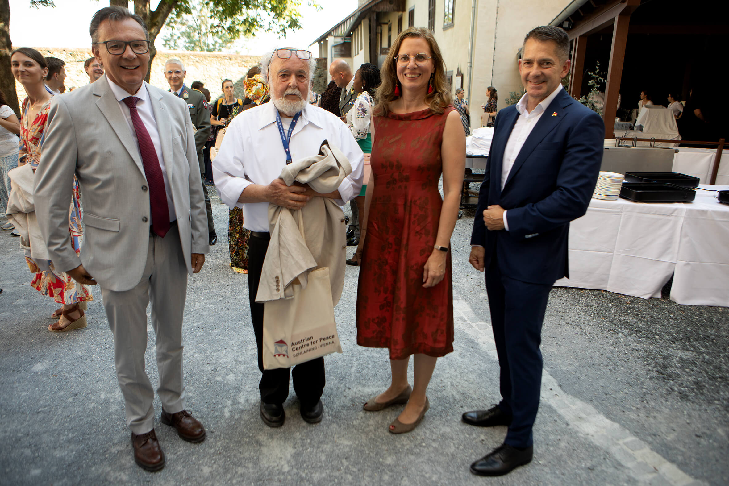 Eine Gruppe von Menschen trifft sich bei einer Outdoor-Veranstaltung.