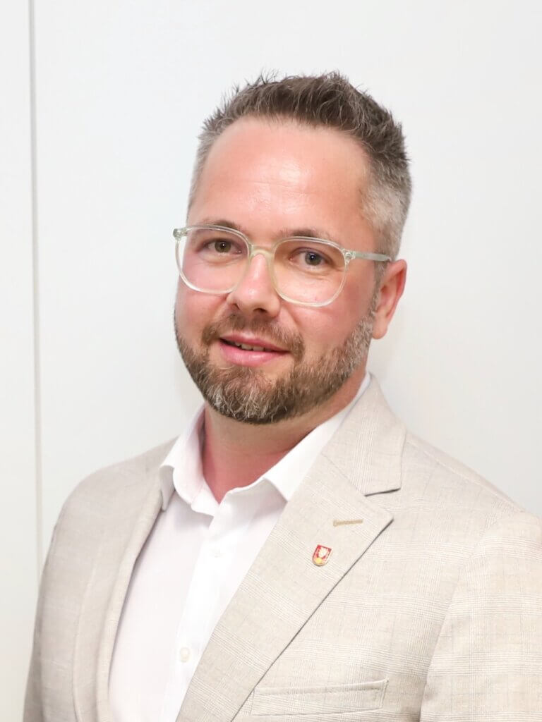 Bürgermeister Wolfgang Breitenbrunner©Alfred Mayer Ein Mann mit Brille und Bart im hellen Anzug, vor einem weißen Hintergrund.