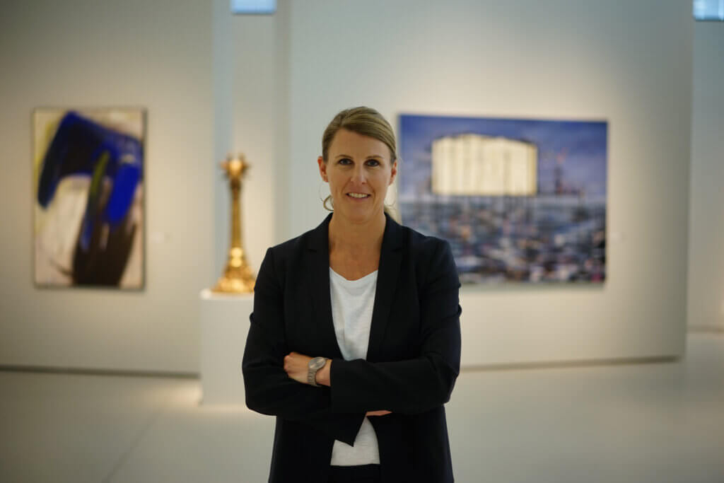 Person in einem Kunstmuseum mit moderner Ausstellung im Hintergrund.
