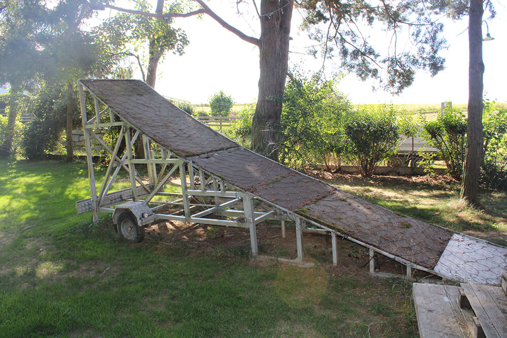 Mobile Metallrampe im Freien für Abenteueraktivitäten, ideal für Mountainbiker oder Skateboarder in einem grünen Park.