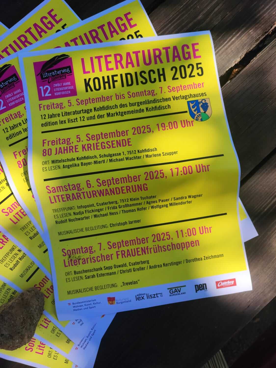 Plakat für die Literaturtage Kohfidisch 2025 mit Datum und Programm der Veranstaltungen auf gelbem Hintergrund.
