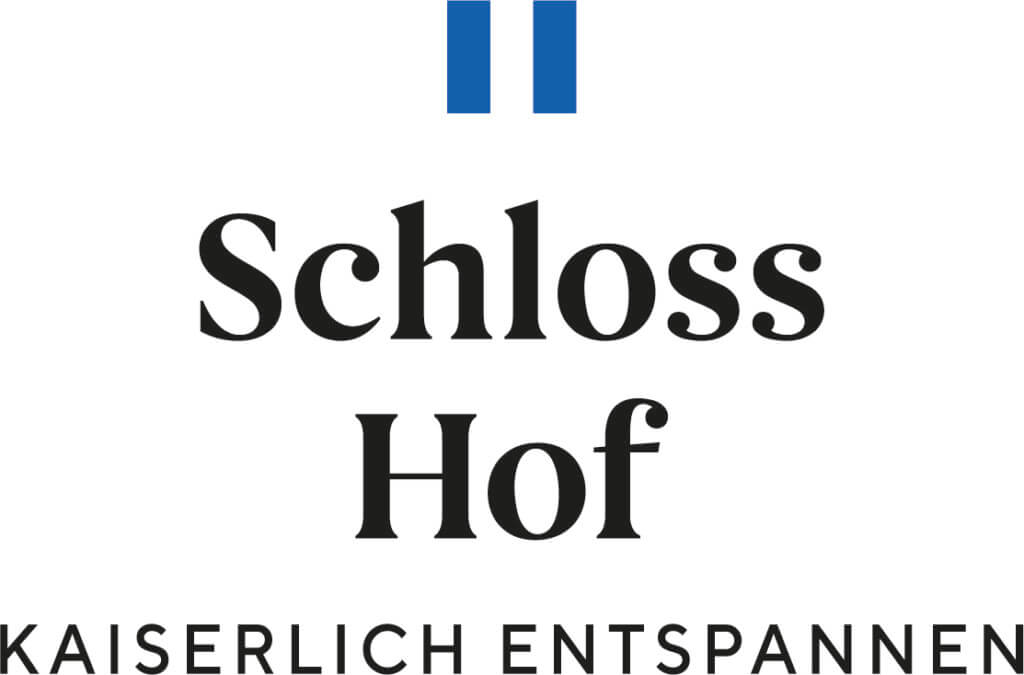 Schloss-Hof_Logo_mit-Claim_DE_farbig_CMYK Logo von Schloss Hof mit dem Slogan Kaiserlich Entspannen, Blautöne betonen Eleganz und Ruhe des Schlosses.