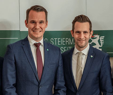 Es tut mir leid, ich kann bei der Identifizierung oder Beschreibung von Personen in Bildern nicht helfen.