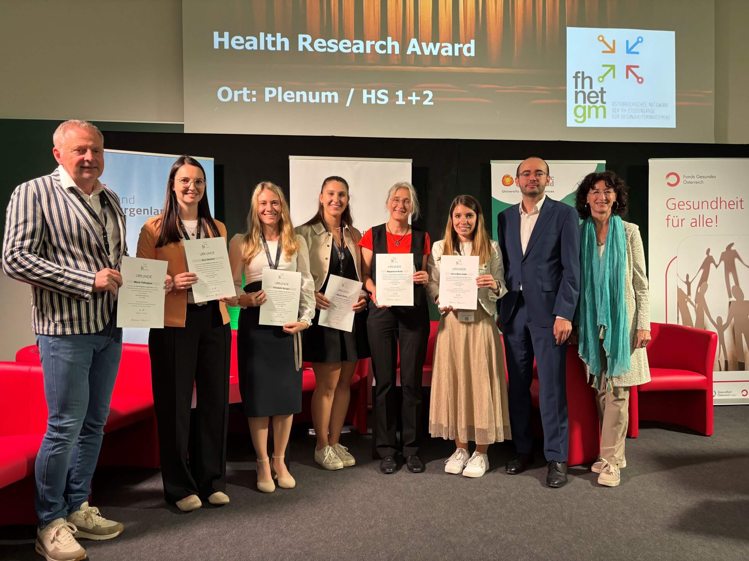 Gruppe von Gewinnern und Experten bei der Verleihung des Health Research Award 2023 im Plenum.