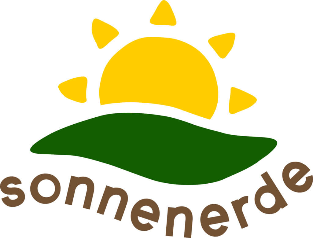 Logo von Sonnenerde mit stilisierter Sonne und grünem Hügel, Schriftzug sonnenerde darunter.