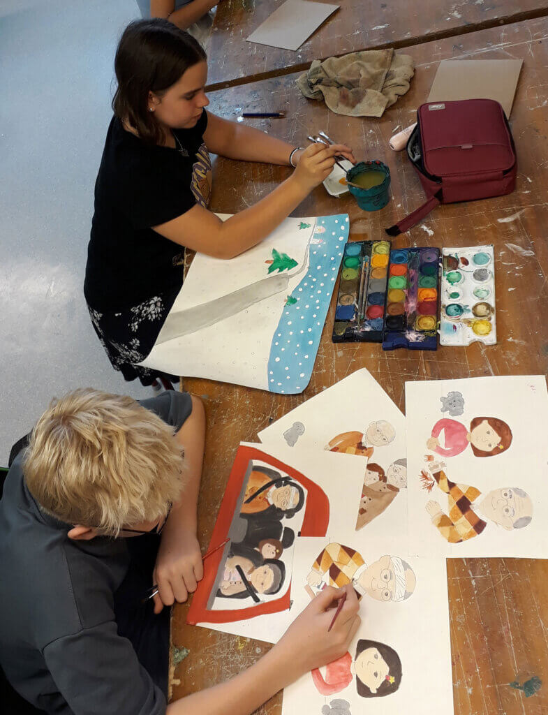 Kinder malen bunte Bilder in einem Kunstprojekt, das Kreativität fördert. Ideal für das Prima Magazin über regionale Bildung.