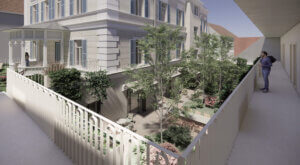 Moderner Innenhof mit üppigem Garten, Tisch und Stühlen, Bewohner steht auf Balkon, sonniger Tag, architektonisch elegante Fassade.