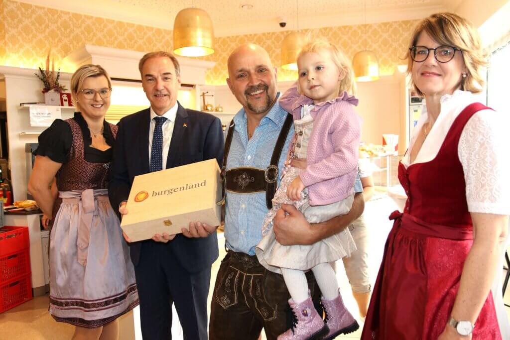 Bayer_01 Eine Gruppe in traditioneller Tracht mit Geschenkbox aus dem Burgenland bei einer Veranstaltung. Ideal für ein regionales Magazin.