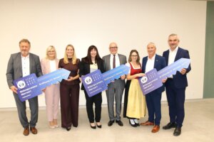 Gruppenfoto bei der Ankündigung des Bildungscampus Oberwart, Eröffnung am 23. Oktober 2025, mit Teilnehmern in Geschäftskleidung.