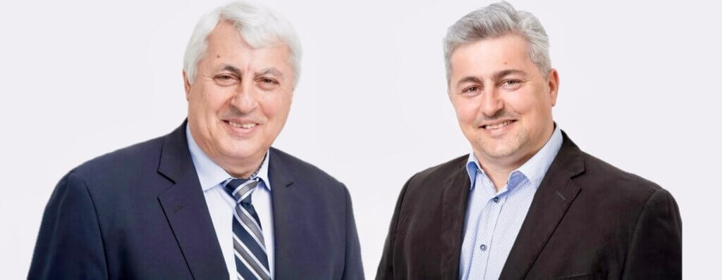 Foto Hans und Rene Pöll©PIK SÜD Gmbh Zwei lächelnde Männer in formeller Kleidung, porträtiert für ein regionales Magazin.