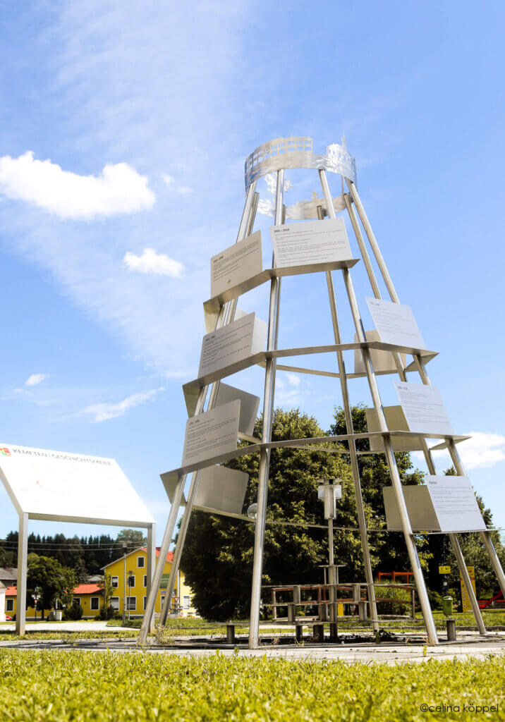 Geschichtsmeile Metallische Skulptur mit Infotafeln unter blauem Himmel, präsentiert regionale Geschichte in Kiefersfelden für Prima Magazin.