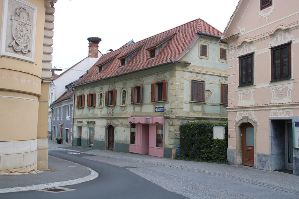 Haus lebt 3 © Nicole Matsch Historische Altstadtgasse mit charmanten Fassaden, perfekt für einen Artikel im Prima Magazin über regionale Architektur.