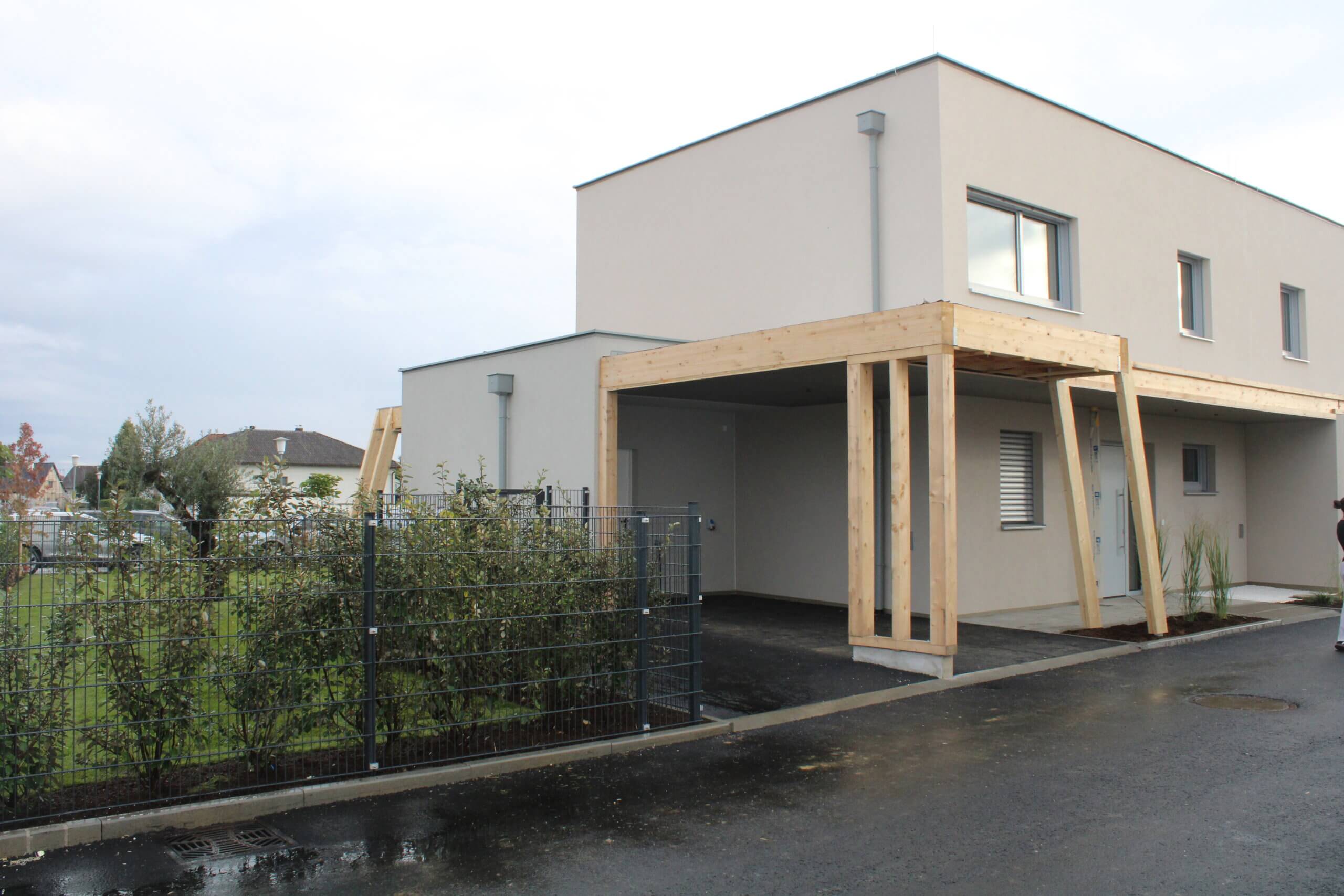 Modernes Wohngebäude mit Holzrahmen und Garten in einer ruhigen Siedlung, präsentiert von Prima Magazin.