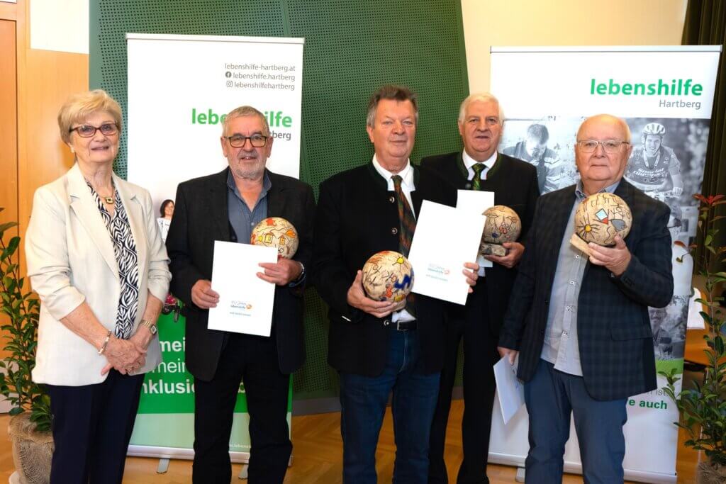 Gruppenfoto von fünf Personen bei einer Ehrung der Lebenshilfe Hartberg, mit Urkunden und kunstvollen Bällen in den Händen.