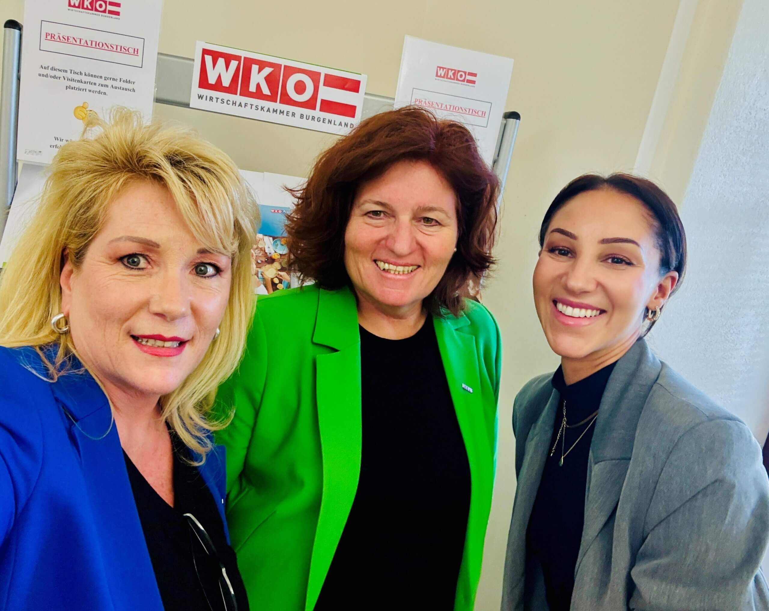 Drei Frauen lächeln bei einem Event der Wirtschaftskammer Burgenland. Ideal für regionalen Qualitätsjournalismus im Prima Magazin.