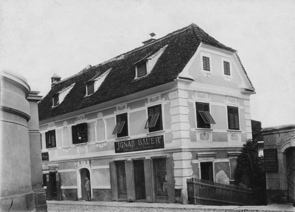 Historisches Haus mit barocker Fassade und Holzfensterläden; regionales Erbe in Architektur und Kultur.