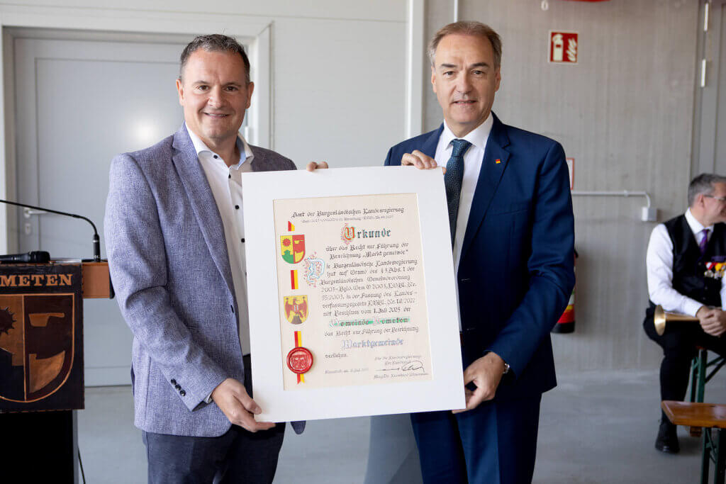 Verleihung Marktgemeinde Kemeten_Quelle Landesmedienservice BurgenlandDaniel Fenz Zwei Männer halten eine Urkunde als Auszeichnung für kommunale Verdienste bei einer feierlichen Zeremonie.