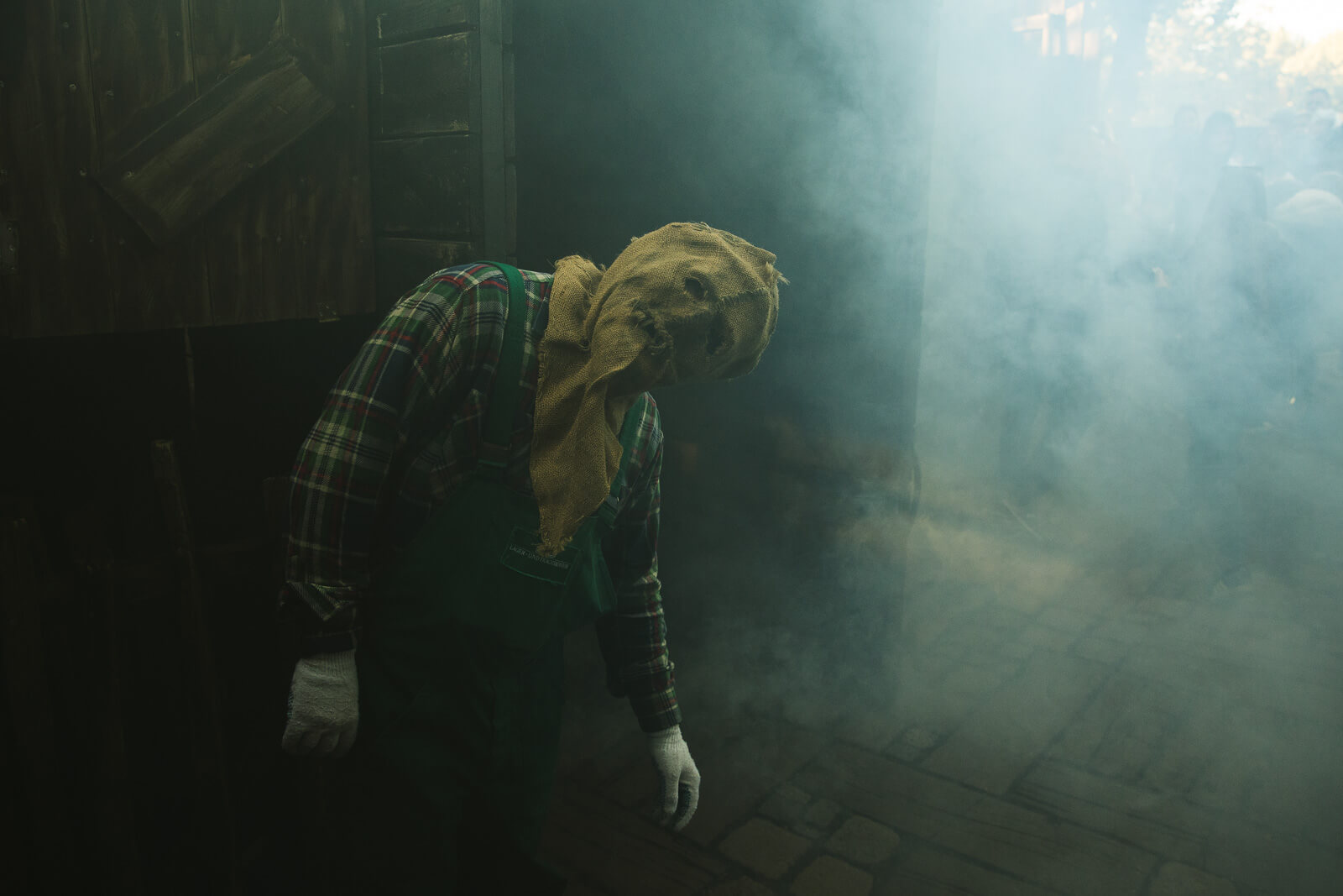 Person in gruseliger Verkleidung mit Jutesack und Handschuhen in nebliger Umgebung, passend zu Prima Magazins Themenvielfalt.