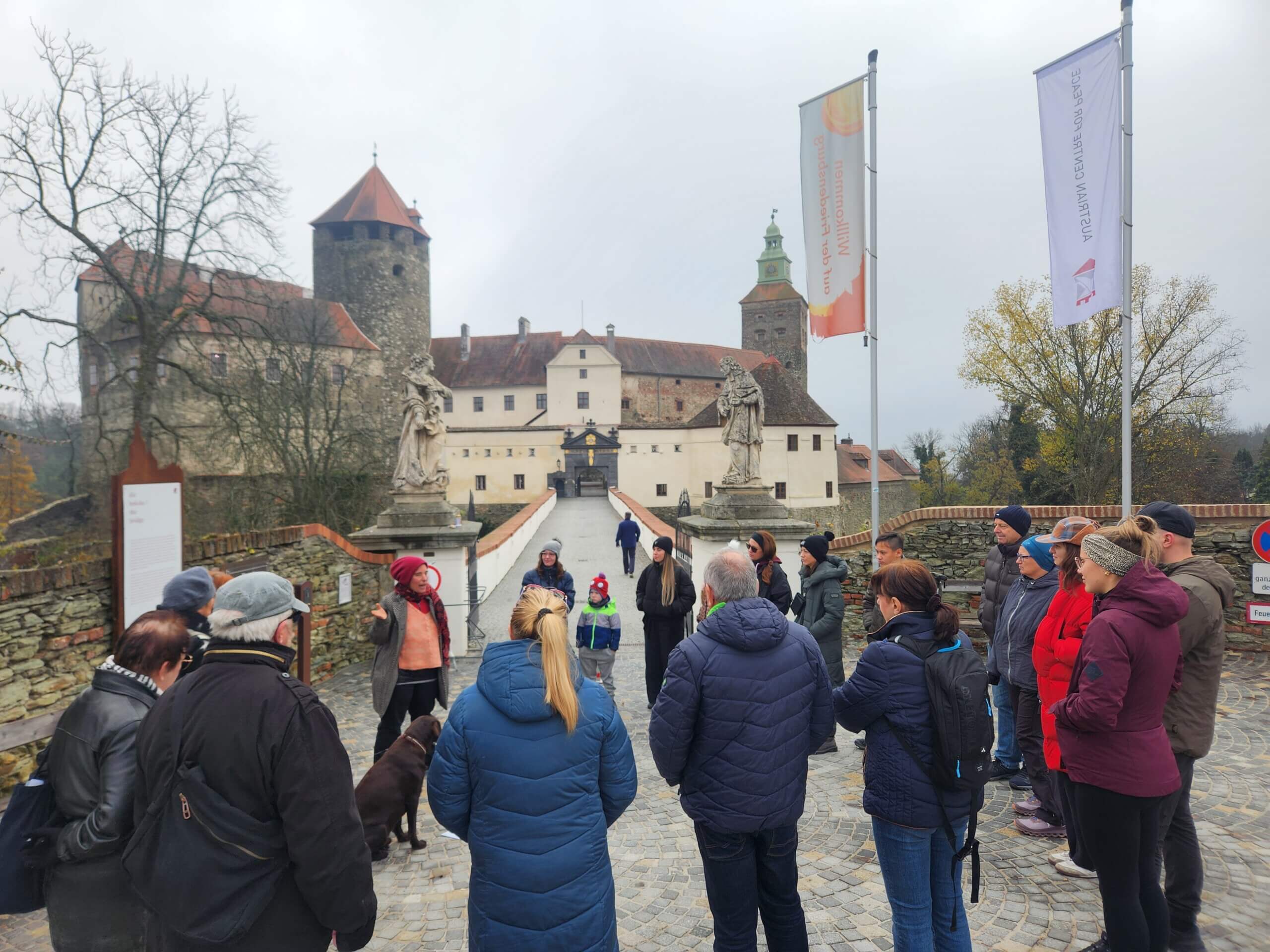 Gruppe bei einer Führung vor einer historischen Burg, beschrieben als Beispiel für regionalen Geschichtsjournalismus von Prima Magazin.