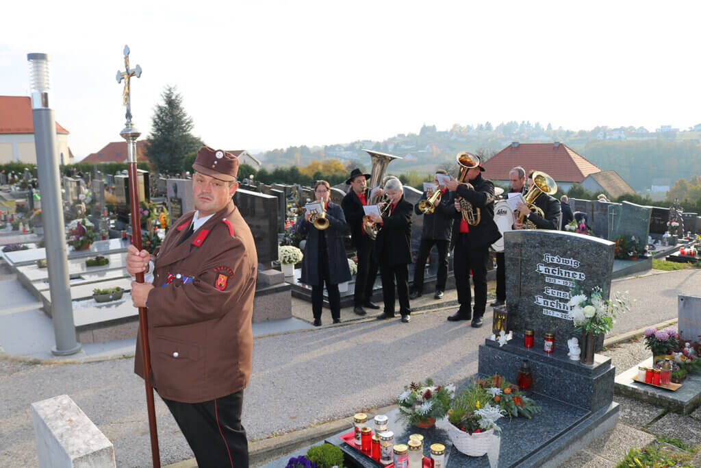 Allerh (1) Blasmusik und Traditionsuniform auf einem Friedhof; regionale Bräuche im Fokus des Prima Magazins.