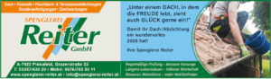Handwerker reinigt Dachrinne, bewirbt Spenglerei Reiter, Betonung auf Dachwartung und Wohnklima für 2026, Prima Magazin Kontext.