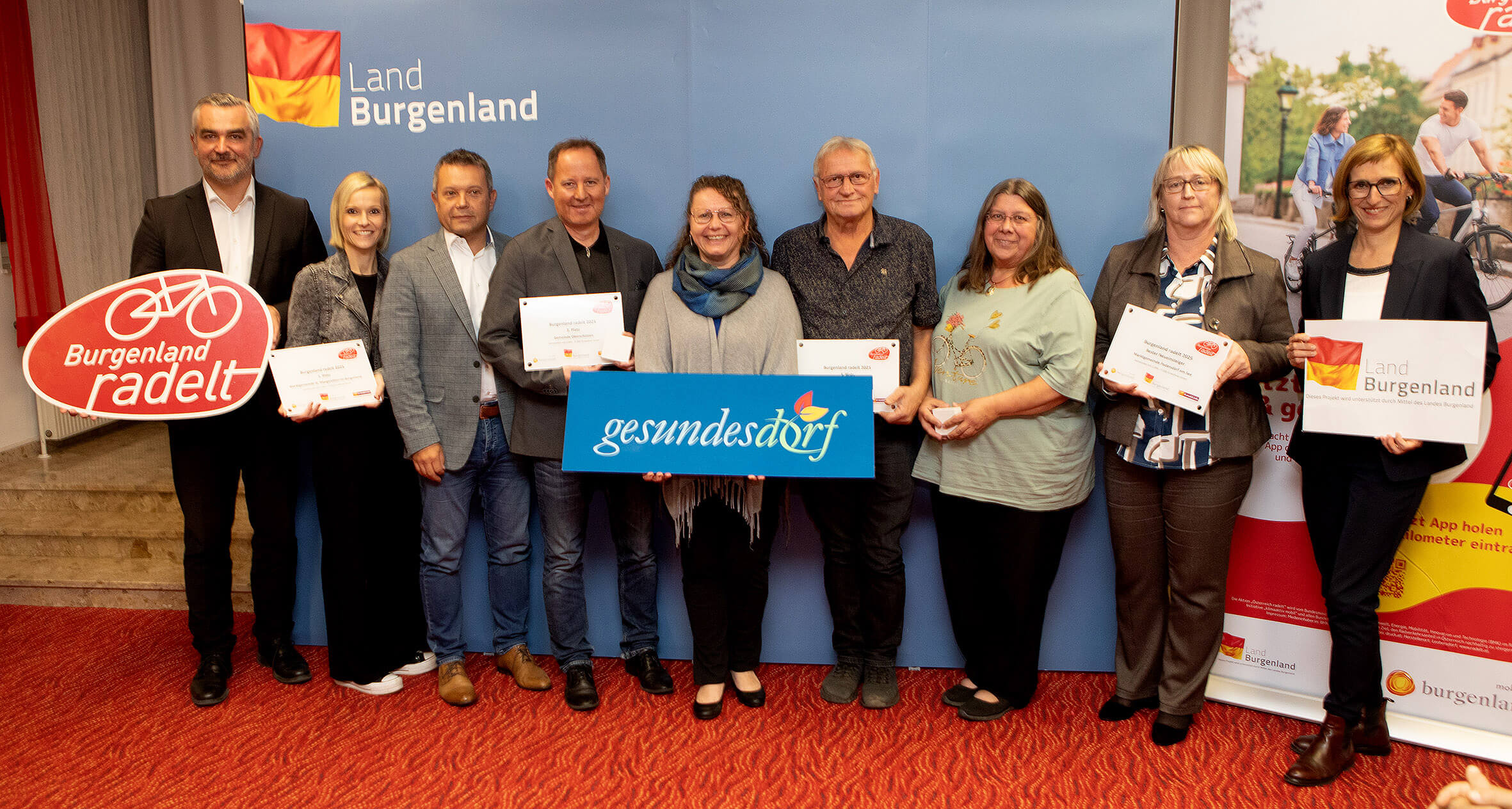 Gruppe von Ausgezeichneten beim Burgenland radelt-Event, hält Schilder und Zertifikate als Teil regionaler Initiativen.