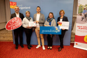 Gruppe bei „Burgenland radelt“ mit Auszeichnungen, fördert gesundes Radfahren in der Region, präsentiert von Land Burgenland.
