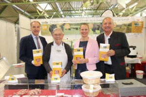 Vier Personen präsentieren regional produzierte Zickentaler Moorochsen-Produkte auf einer Messe für lokale Spezialitäten.
