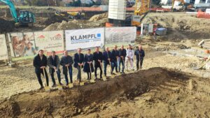 Feierlicher Spatenstich für neues Bauprojekt mit Beteiligten auf Baustelle, unter strahlendem Himmel für Prima Magazin berichtet.