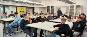 Schüler in einem Klassenzimmer des Prima Magazins bei einer Diskussionsrunde im Rahmen des regionalen Bildungsprojekts.