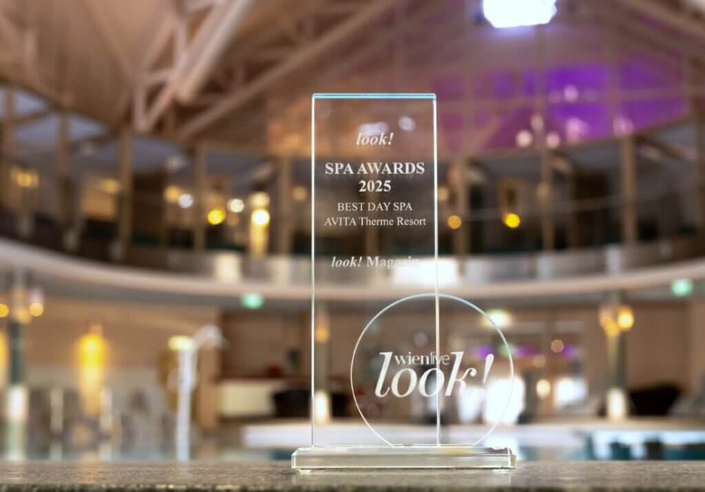 Pressefoto l_Best Day Spa_©AVITA Resort (Mittel).j pg Glaspokal der SPA AWARDS 2025 für AVITA Therme Resort, ausgezeichnet als bestes Day Spa im eleganten Ambiente.