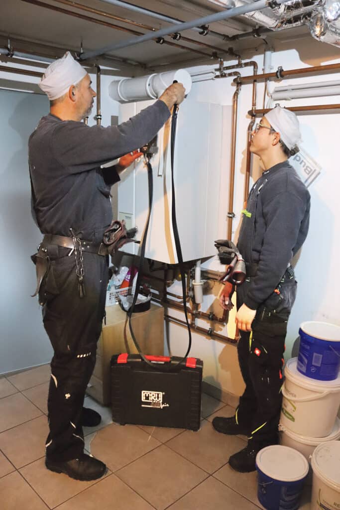 Rauchfangkehrer 2©zVg Handwerker bei der Wartung einer Heizungsanlage im Keller. Regionale Berichterstattung von Prima Magazin.