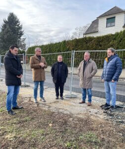 Gruppe von fünf Personen bei einer Baustellenbesprechung im Freien, passend zum journalistischen Kontext von Prima Magazin.
