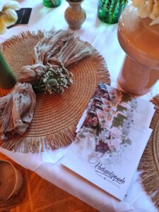 Dekorativ gedeckter Tisch mit Magazine der Hochzeitsplaner Blumen 4 Jahreszeiten und geflochtenem Tischset.