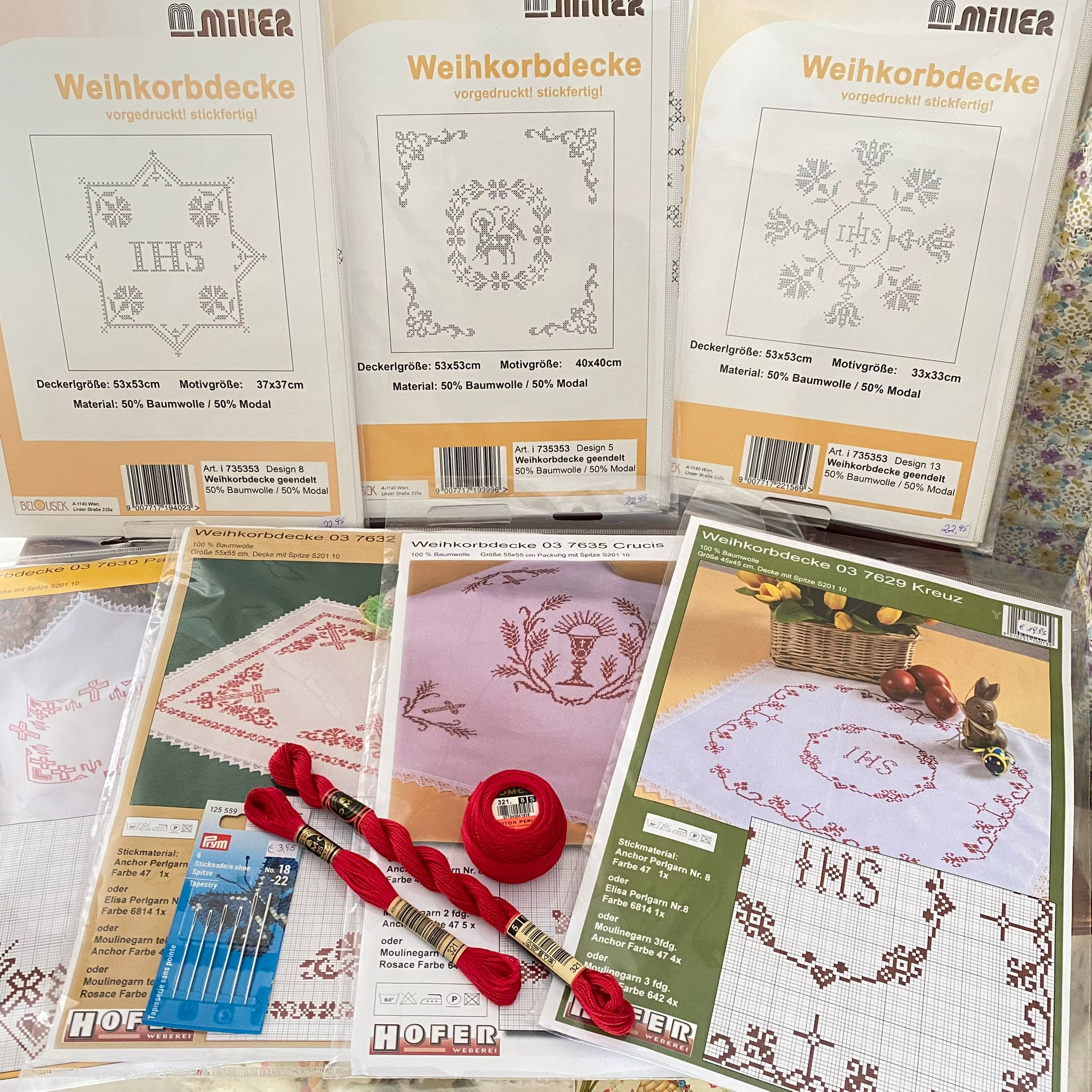 Stickset für Weihkorbdecken, vorgeprintet mit Garn und Nadeln, ideal für Handarbeitsprojekte vorgestellt im Prima Magazin.