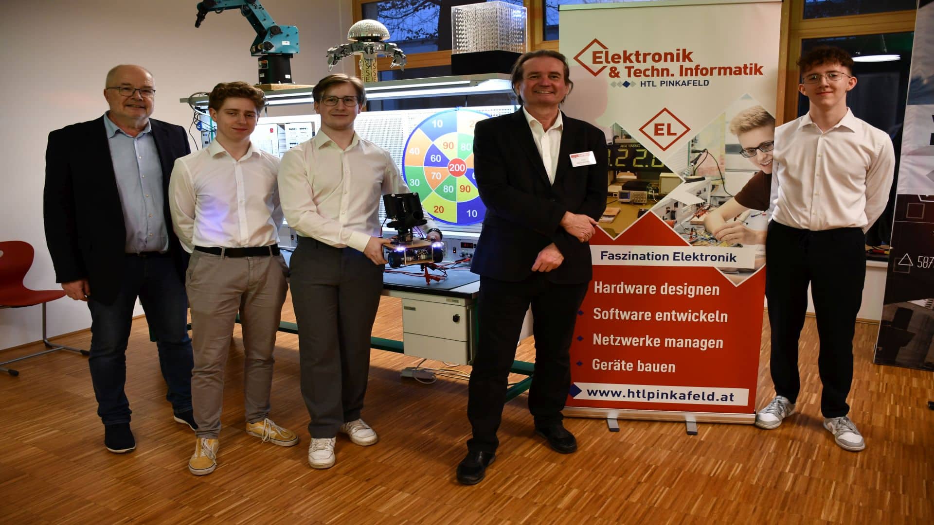 Gruppe von Technikern präsentiert innovative Elektronikprojekte an der HTL Pinkafeld auf einer Messe.