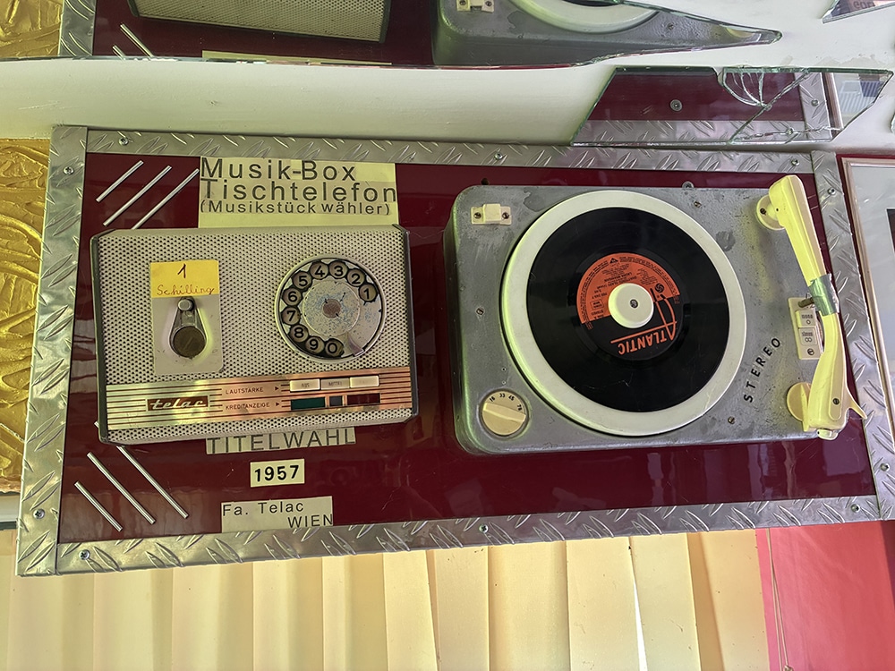 Retro Musik-Box-Tischtelefon von 1957, gezeigt in einem regionalen Magazin, spiegelt nostalgischen Charme und Technikgeschichte wider.