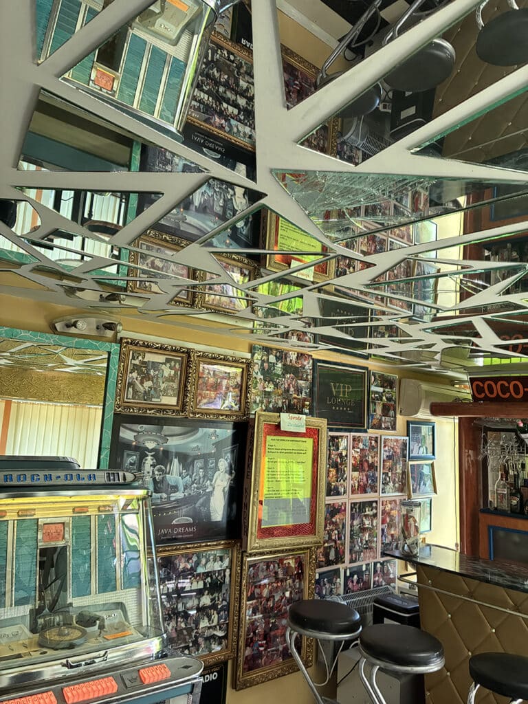 Otto Varga 7©Nico Mühl Retro-Diner mit Jukebox und Fotowand, die nostalgisches Ambiente vermittelt. Perfekt für Artikel im Prima Magazin.