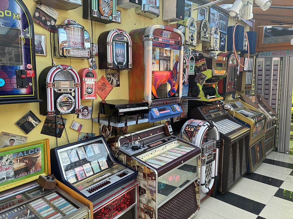 Otto Varga1©NicoMühl Ein Raum voller bunter, nostalgischer Jukeboxen im Retro-Stil, der die klassische Musikgeschichte lebendig werden lässt.